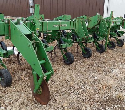 1998 John Deere 856 six row cultivator