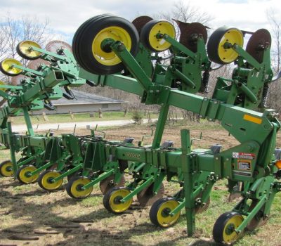 John Deere 886 12 row no-till cultivator